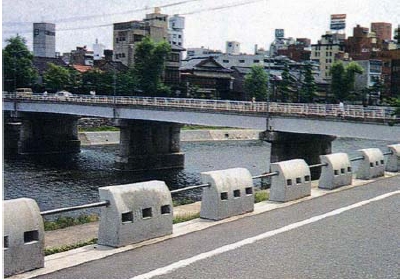 歩車道境界ブロック